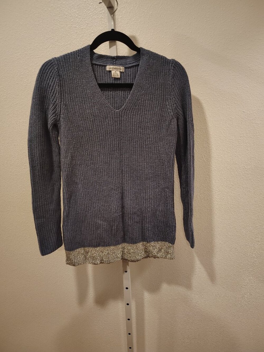 Liz Claiborne Women's Sweater Size Medium Ribbed Knit V-Neck Metallic Blue